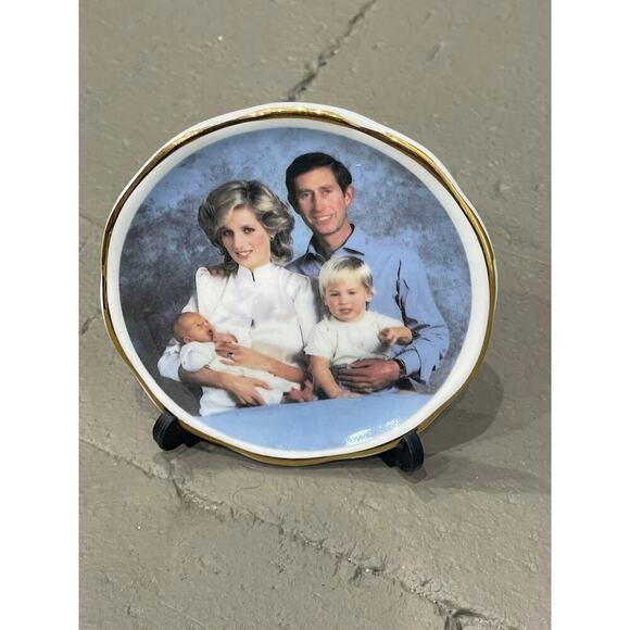 Royal Family Prince Charles Princess of Wales Diana Finsbury Family Plate - Picture 1 of 3